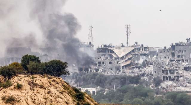 Хиляди жители на Газа нахлуха в складове и центрове за
