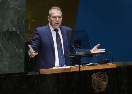 Израелският представител в ООН Гилад Ердан закачи жълта звезда на