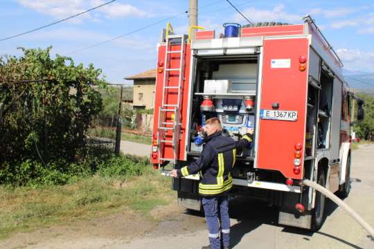 Пожар в село Говедарци остави без дом две семейства с