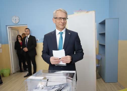 Премиерът Николай Денков успя да гласува с машина от втория