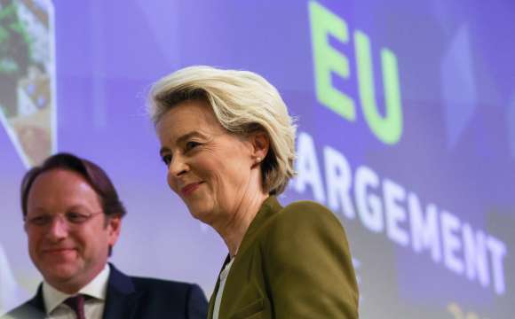 Европейската комисия препоръча започване на преговори за присъединяване към ЕС
