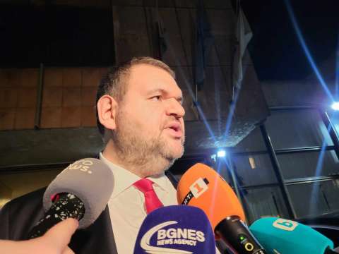 Лидерът на парламентарната група на ДПС Делян Пеевски коментира случая с Лукойл Според него дерогацията трябва