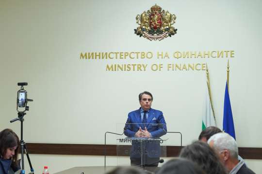 Министърът на финансите Асен Василев даде брифинг на който представи