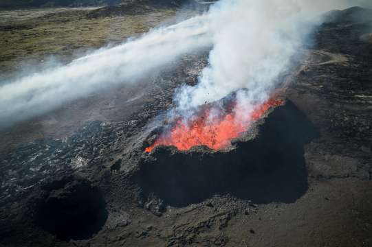 Вулканът Етна изригна изхвърляйки лава и пепел над Сицилия Огромен стълб