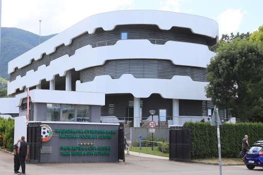 Представители на Българския футболен съюз и клубовете изключени от системата