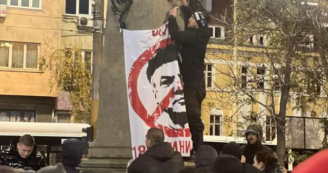 Стотици блокираха центъра на София искат оставката на Борислав