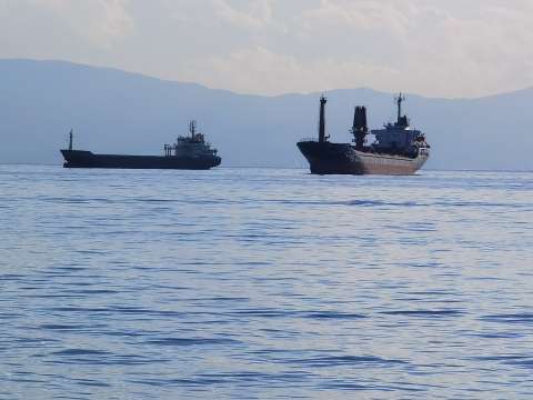 Турски товарен кораб с 12 души екипаж е потънал в