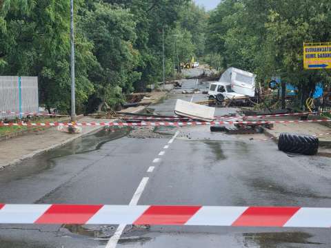 Бедствено положение в редица общини в Източна България след ураганния