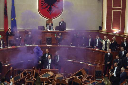 Днешното пленарното заседание на албанския парламент протече със сериозни сблъсъци