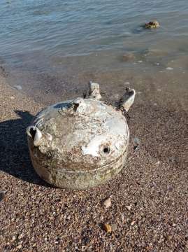 Силно корозирал метален предмет с форма на морска мина изхвърли