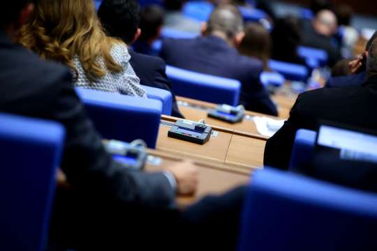 По предложение на ГЕРБ СДС парламентът удължи заседанието си до изслушване на