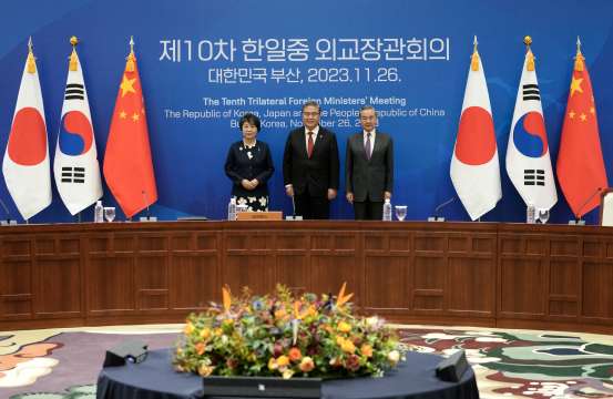 Външните министри на Китай Япония и Южна Корея се срещнаха