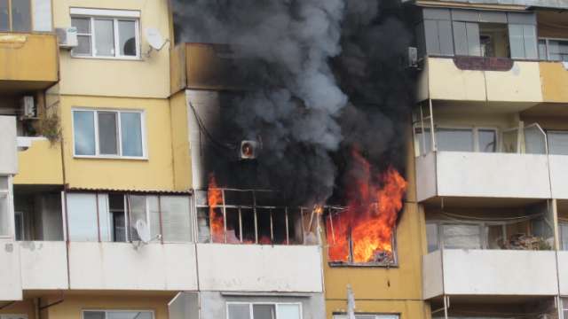 Голям пожар в жилищен блок в Ботевград Наложи се хората