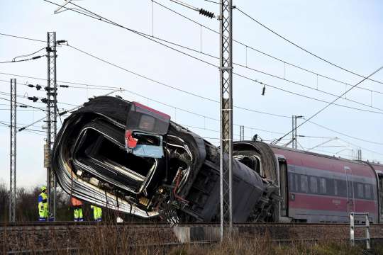 Най малко 17 души бяха ранени след сблъсък между два влака
