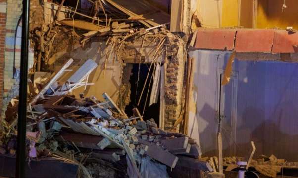 Седеметажна жилищна сграда се срути частично в понеделник в района