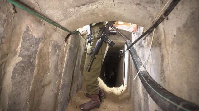 Израелските въоръжени сили са започнали да пълнят тунелите на Хамас