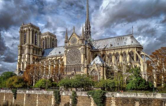 Когато катедралата Нотр Дам в Париж се запали и претърпя