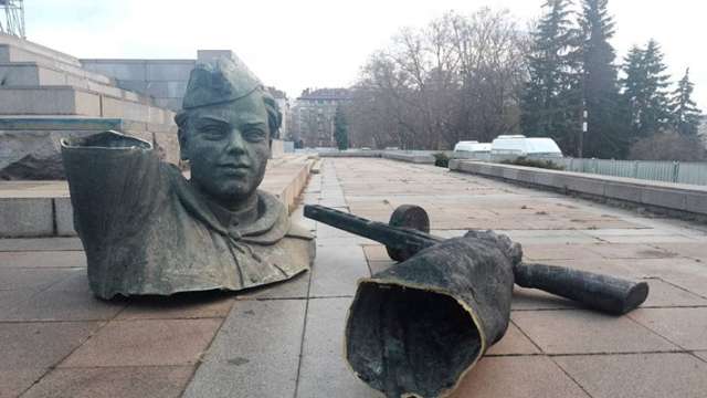Продължава демонтажът на Паметника на Съветската армия тази сутрин работниците