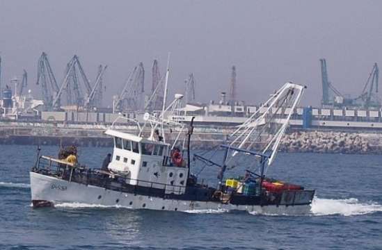 Рибарски кораб с един тон гориво на борда се блъсна