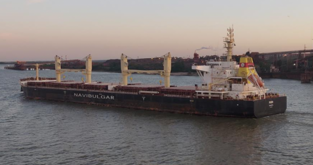 Продължава да няма връзка с похитения снощи български кораб Руен