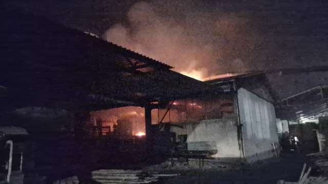 Пожар горя в сграда на бул Климент Охридски в посока