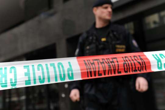Стрелба в училище в центъра на Прага съобщи чешката полиция Известно