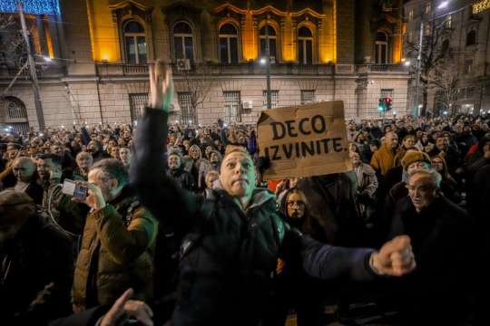 Хиляди излязоха на протест в Белград срещу изборните резултати миналата