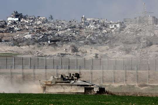 Приблизително 150 000 палестинци са принудени да напуснат райони на