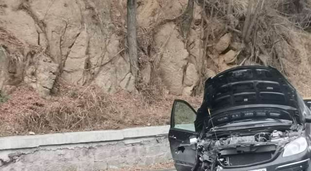 Автомобил се удари в дърво между селата Садово и Везенково