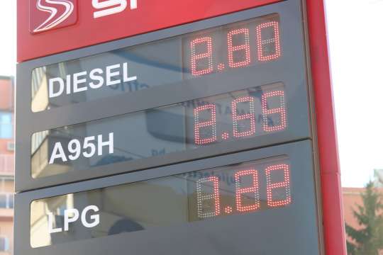 За една година бензинът по българските бензиностанции е поевтинял с