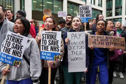 Лекарите във Великобритания дадоха начало на най дългата стачка в 75 годишната