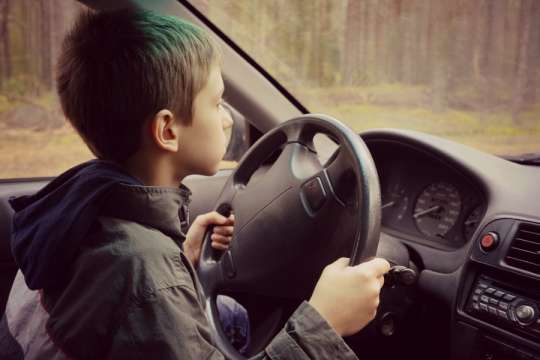 Рецидивист даде на дете да кара кола в Първомай съобщиха
