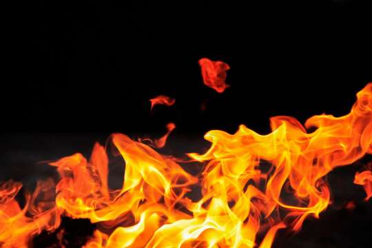 Подпален е фризорски салон в Бургас Двама извършители са счупили