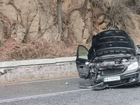 51 годишен шофьор е загинал на място при катастрофа между два