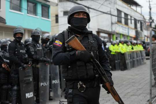 Президентът на Еквадор Даниел Нобоа обяви извънредно положение и обясни