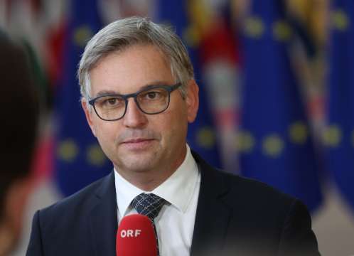 Министърът на финансите на Австрия остана без шофьорска книжка за