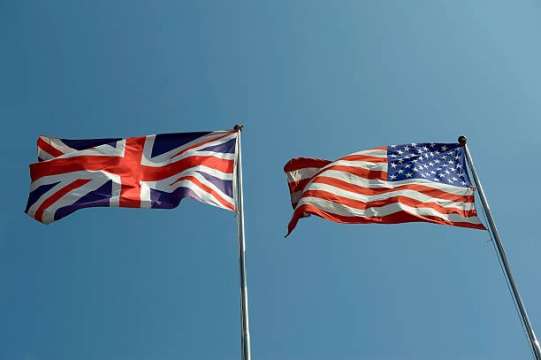 Съединените щати и Великобритания нанесоха масирани въздушни и морски удари