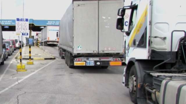 Десетки трактори и камиони блокираха напълно граничния пункт на Румъния