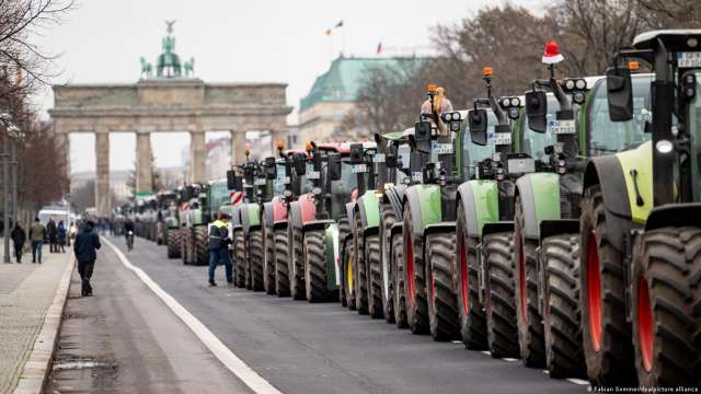 Протестиращи фермери блокираха със селскостопанска техника отново Берлин Това съобщава