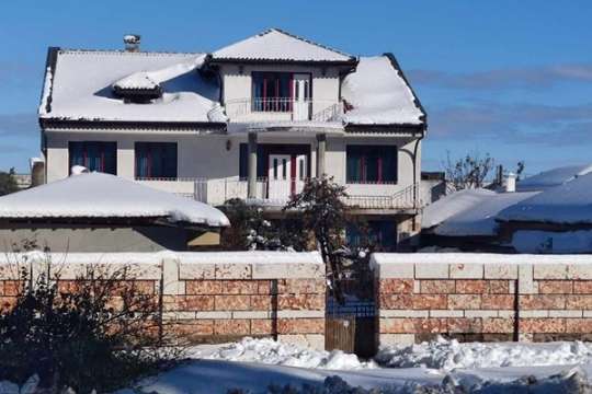 Брокерска агенция търси купувач на къщата от близо 500 кв м