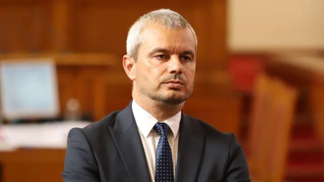 Лидерът на Възраждане Костадин Костадинов получи наказание забележка за думи