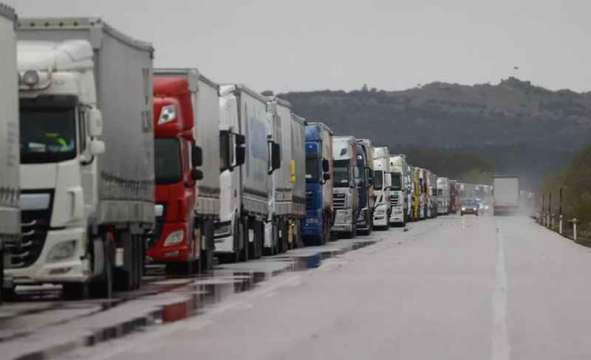 Няколко гръцки ТИР а с товар предназначени за Австрия са блокирани