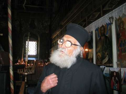 Свещеникът който над 50 години служи в Златоград и приживе