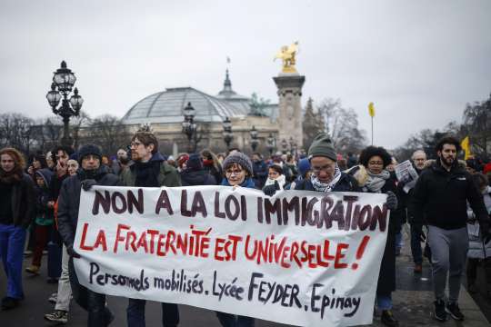 Противници на новия френски закон за имиграцията протестираха в цялата