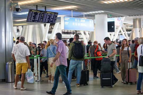 Паспортните проверки на швейцарските летища за хората пътуващи по въздух