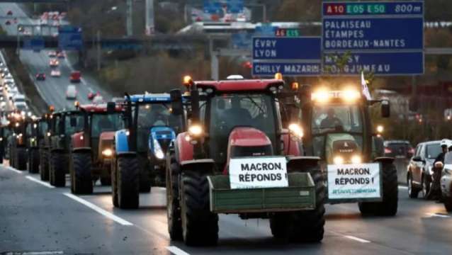 Френските фермери започнаха да се придвижват към Париж заплашвайки да
