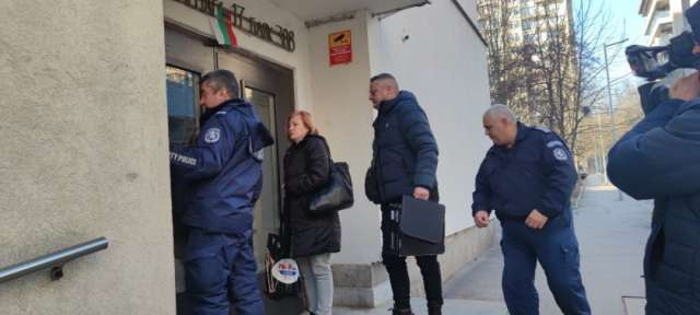 Полицейски екип отведе Габриела Славова Пеева в ареста след като вчера