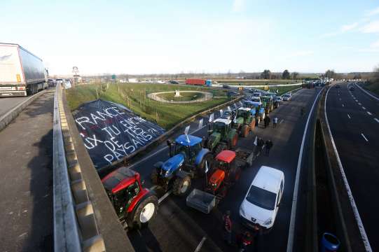 Фермери блокираха с трактори магистрала в Жосини близо до Париж Ако