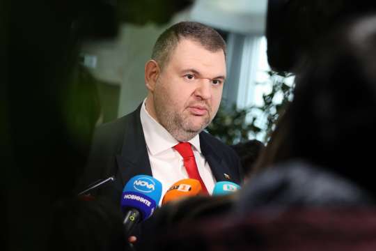 Председателят на ДПС Делян Пеевски коментира пред журналисти в парламента информацията дали от