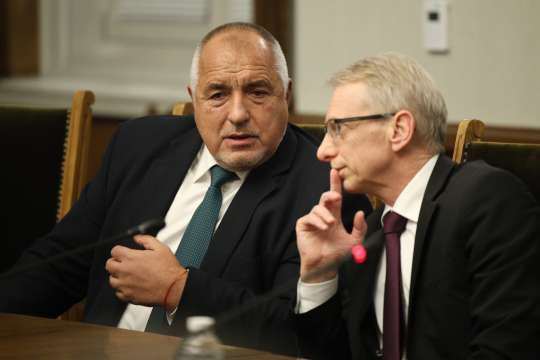 Премиерът Николай Денков и вицепремиерът Мария Габриел обявиха че са